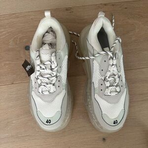 Size 40 Balenciaga shoes *never worn* *fake*